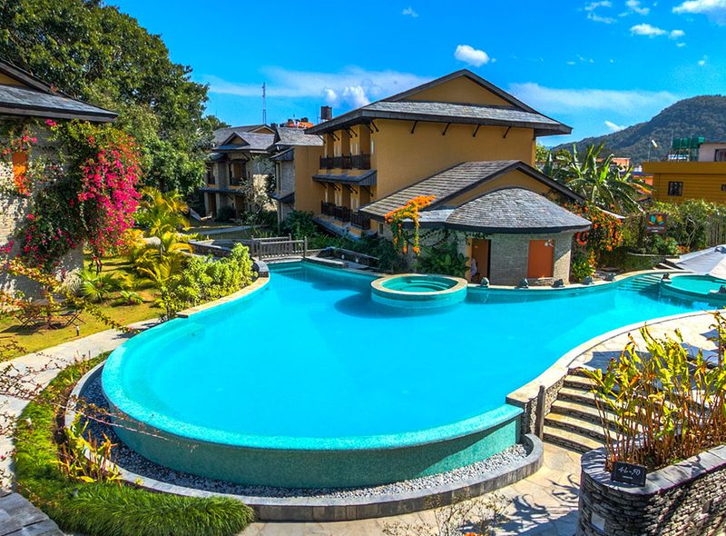 Hotel pokhara deluxe lake pool zwembad himalaya view panorama nepal azie