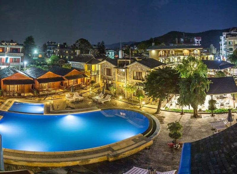 Hotel pokhara zwembad pool nepal annapura