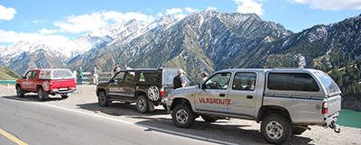 Jeeps aan het meer van de grote draak