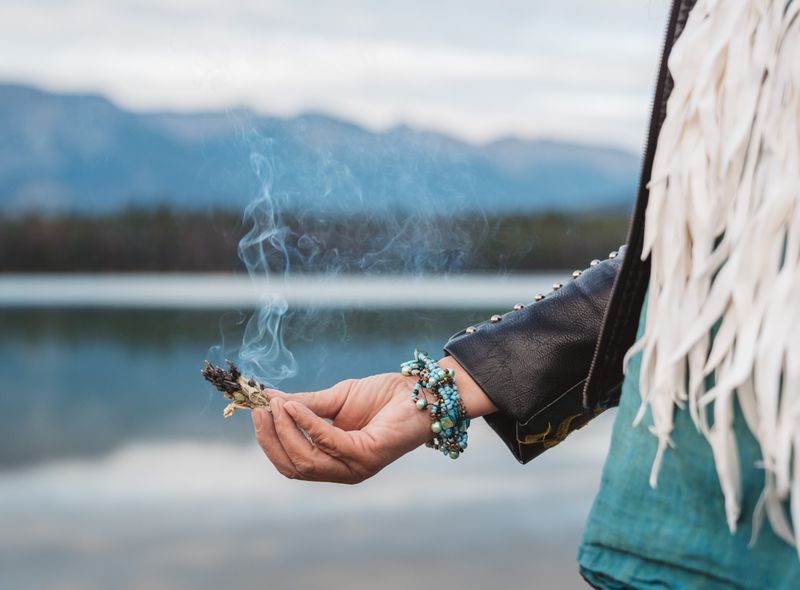 Praten bij een vuur met een Cree vrouw © Indigenous Tourism Alberta