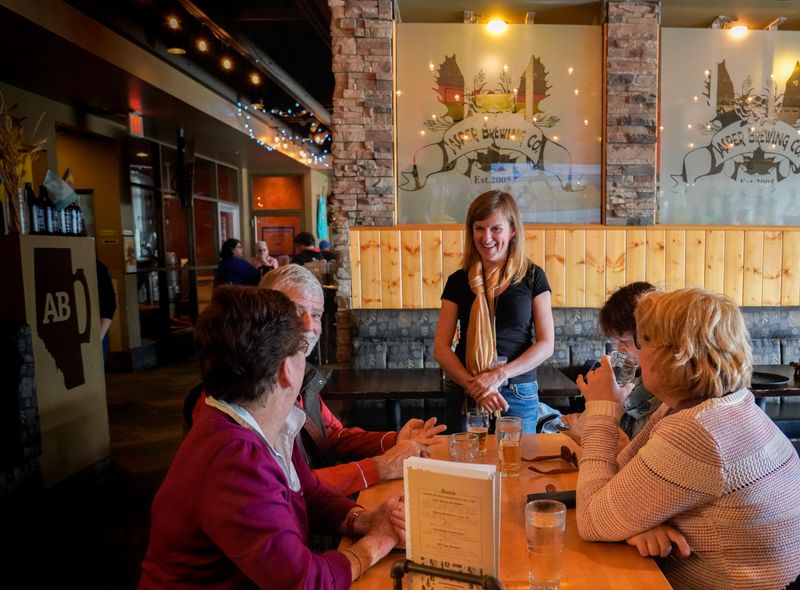 Travelers listening to guide on the food tour © Tourism Jasper