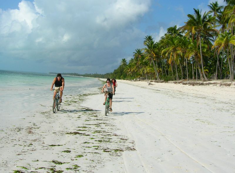 Fietsen op het strand in Afrika