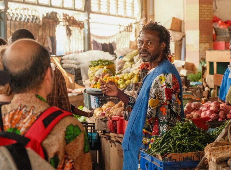 Groepsreis Senegal onze gids op de markt