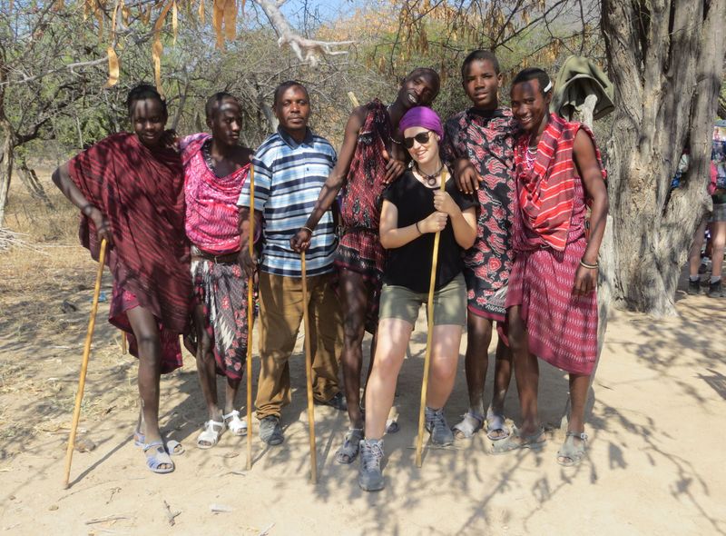Groepsreis jongerenreis Tanzania lokale ontmoeting groepsfoto