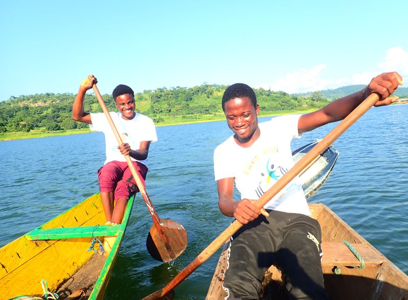Groepsreis Ghana onze gidsen bij Lake Bosomtwee roeien