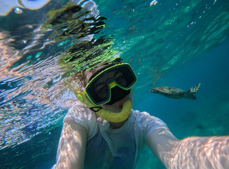 Groepsreis Sri Lanka snorkelen met een schildpad
