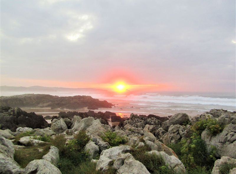 Groepsreis Spanje Van Life zonsondergang bij het strand in Cantabrië