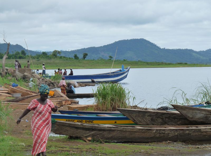 Groepsreis Ghana de boten bij het meer van Bosomtwee