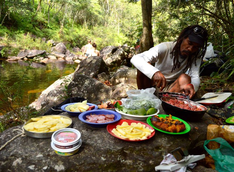 Groepsreis Brazilië gids maakt lunch