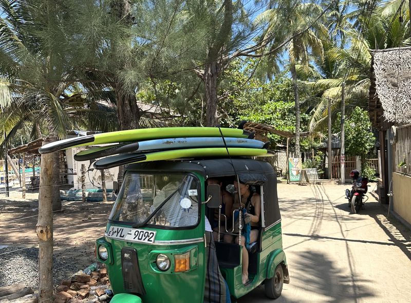 Groepsreis Sri Lanka surfplanken op de tuktuk in Arugam Bay