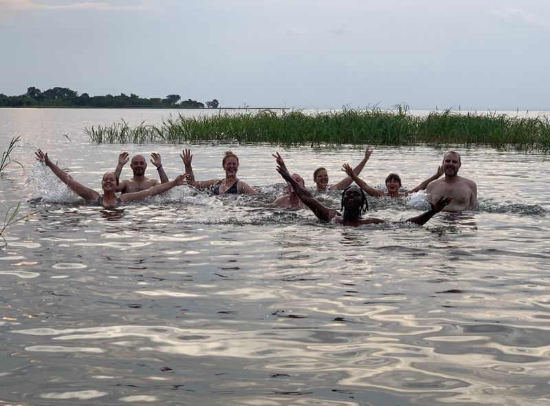 Groepsreis Ghana zwemmen in Lake Volta