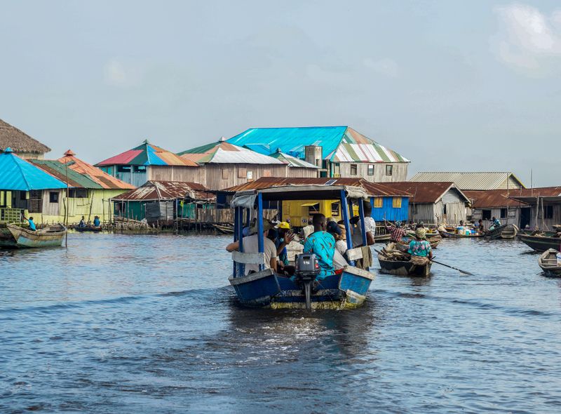 Groepsreis Benin Ganvié bezoeker aan de stad op het water
