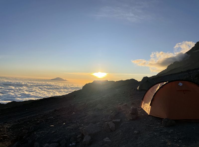 Tanzania groepsreis basecamp Kilimanjaro bij zonsopgang