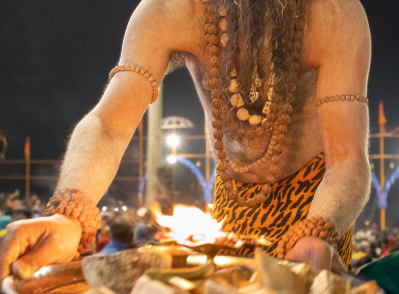 India groepsreis zegeningen tijdens de Ganga Aarthi in Varanasi