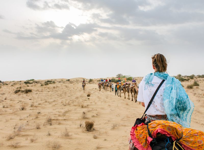 Groepsreis jongerenreis India Jaisalmer dromedarissen tocht