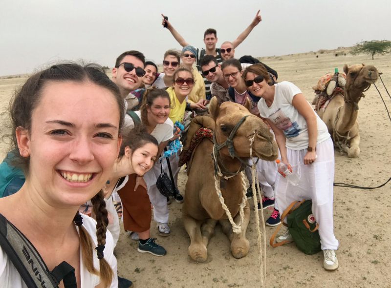 Groepsreis India jongerenreis kamelen groepsfoto