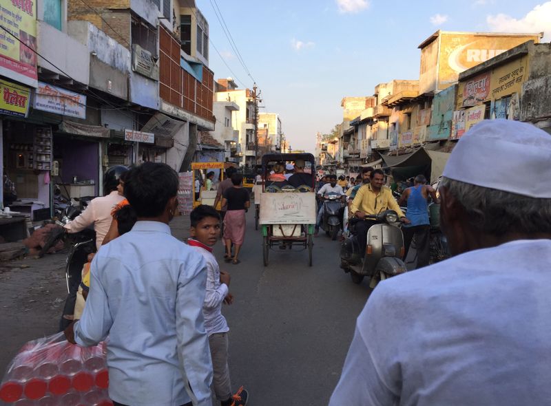 India groepsreis straatbeeld vanop een fietsrickshaw