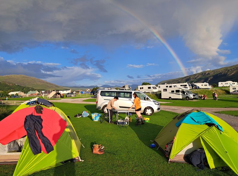 Groepsreis Schotland jongerenreis tent kamperen regenboog