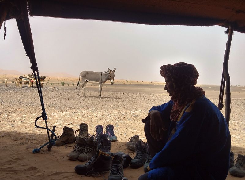 Groepsreis Marokko thee drinken bij nomaden bij de woestijn