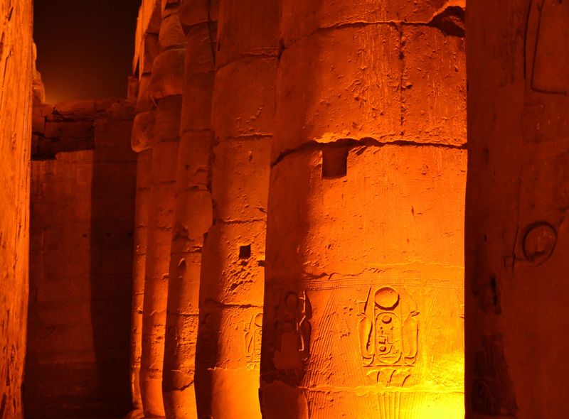 Egypte groepsreis tempel van Luxor by night