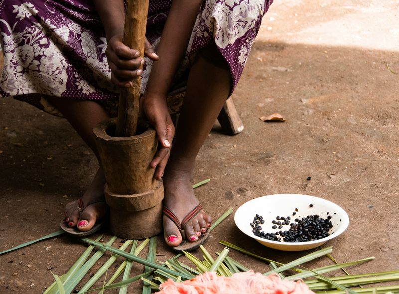 Groepsreis Ethiopië koffieceremonie koffiebonen stampen