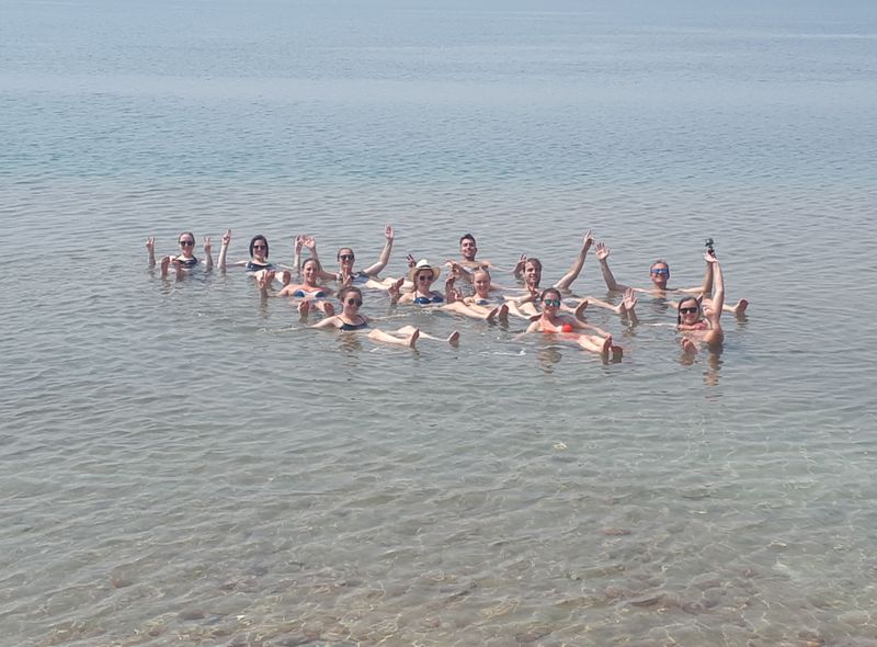 Groepsreis Jordanië drijven in de Dode Zee
