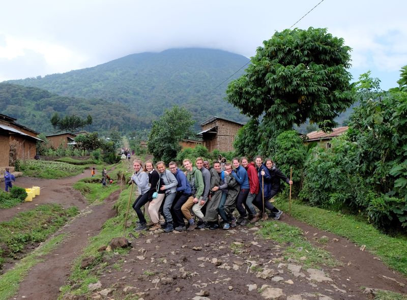 Groepsreis Oeganda &amp; Rwanda jongerenreis wandelen