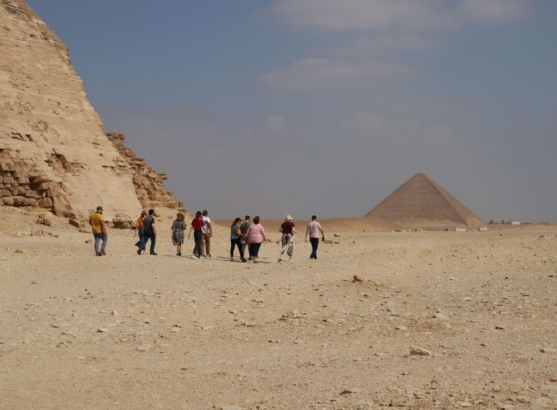 Egypte wandeling tussen piramides van Gizeh