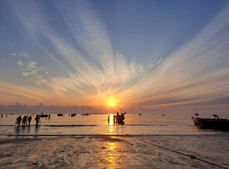 Groepsreis Tanzania zonsopgang op het strand van Bagamoyo