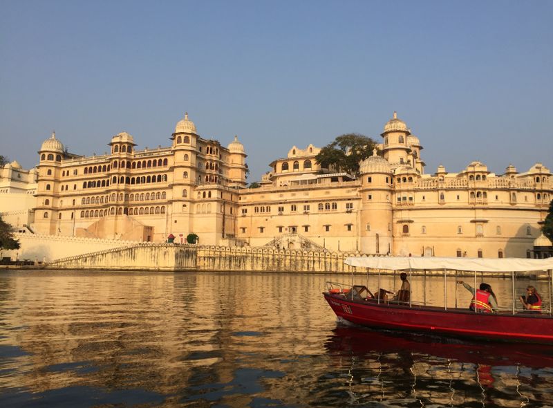 Groepsreis India jongerenreis Lake Pichola in Udaipur met fort