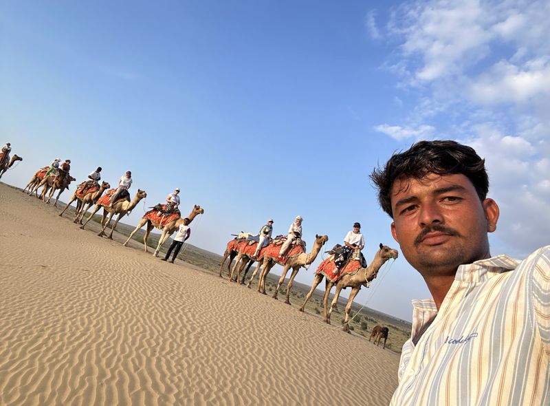 Groepsreis India samen op de rug van een kameel in Jaisalmer