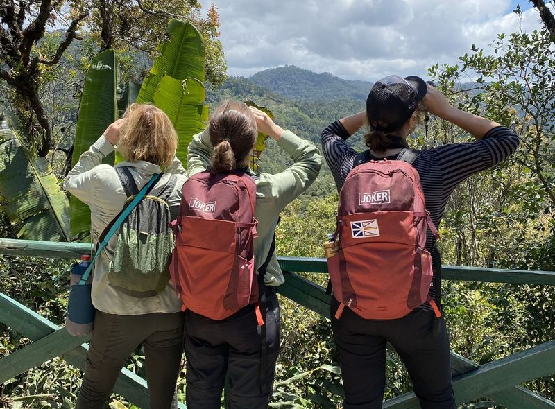 Groepsreis Madagascar verrekijkers in de aanslag