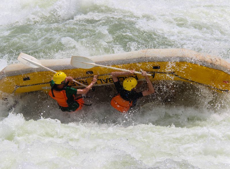 Groepsreis Kenia Oeganda en Tanzania jongerenreis rafting in Jinja