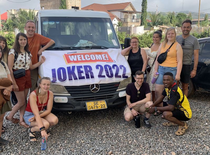 Groepsreis Ghana groepsfoto bij ons transport met onze gids