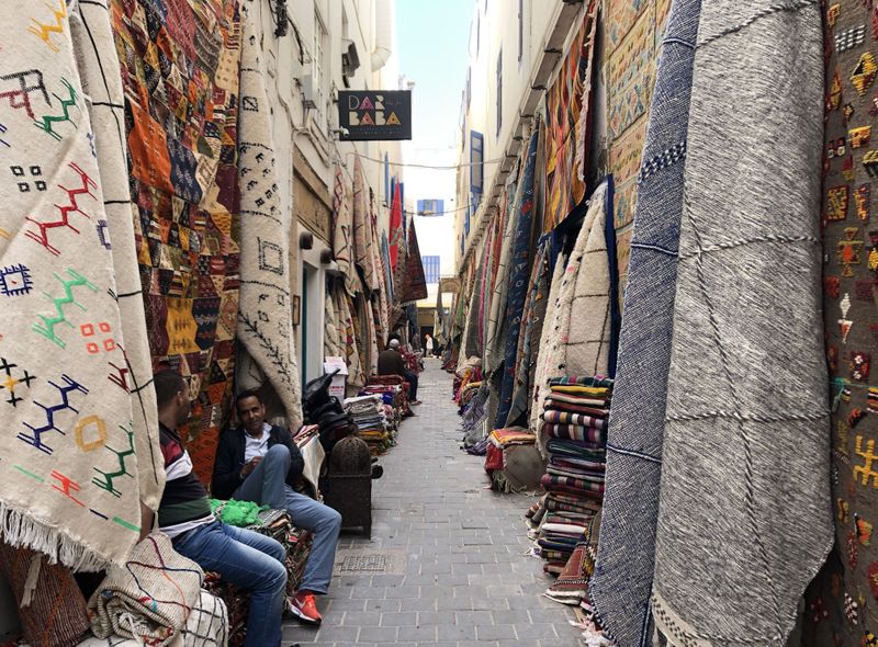 Groepsreis Marokko Citytrip tapijtenverkopers Essaouira