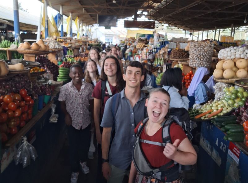 Groepsreis jongerenreis Tanzania lokale markt