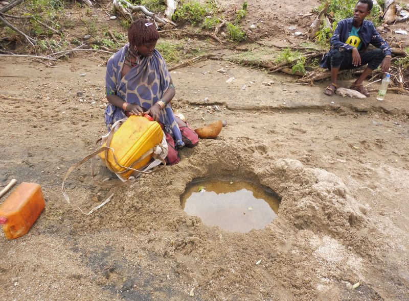 Groepsreis Ethiopië onderweg tijdens trekking water halen