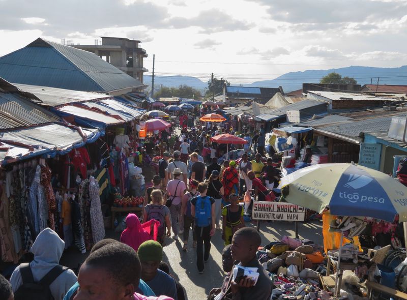 Groepsreis jongerenreis Tanzania lokale markt