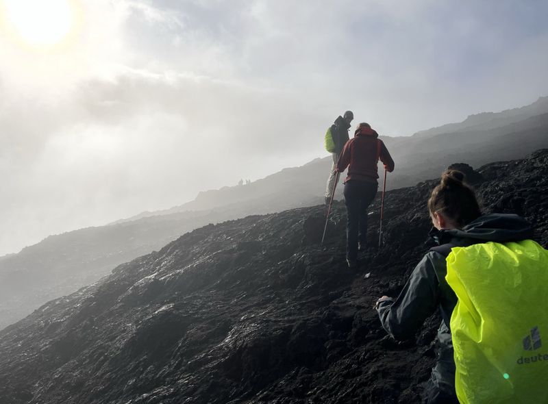 Groepsreis Réunion wandelen in de mist op de Piton de la Fournaise