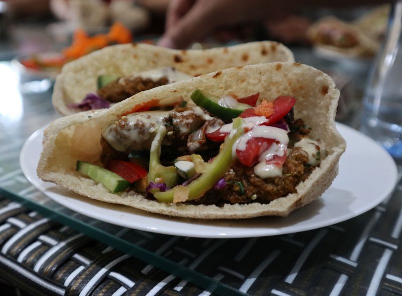 Egypte groepsreis broodje falafel Egyptische cuisine