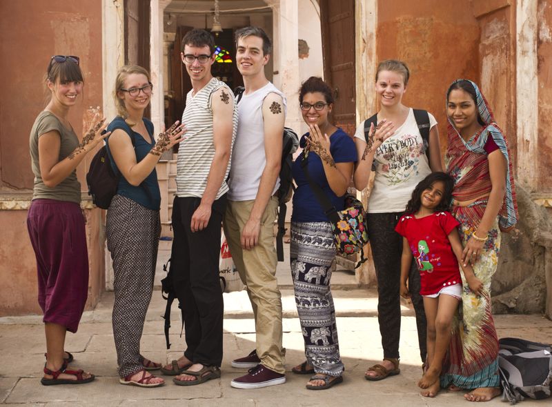 Groepsreis jongerenreis India groep met henna