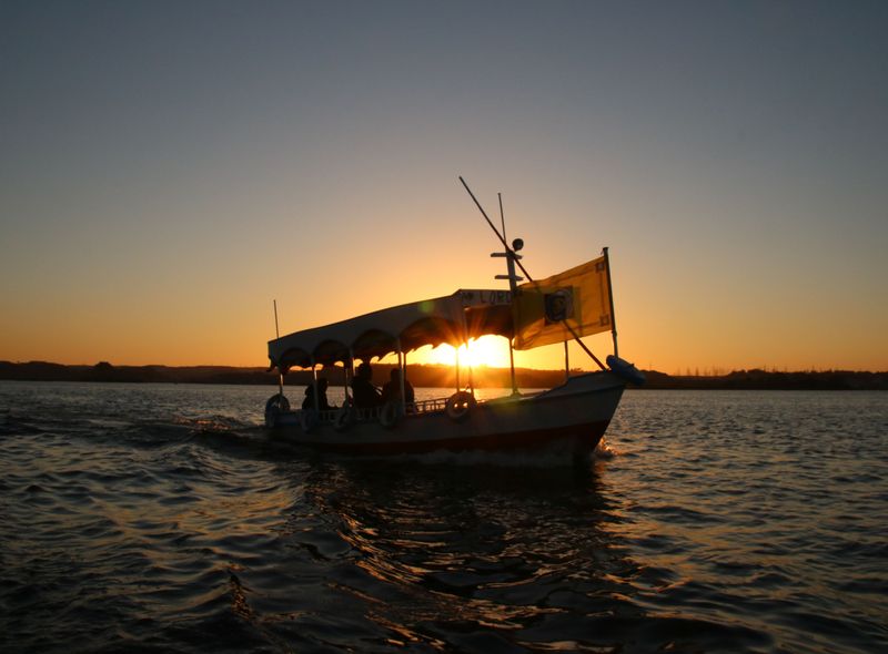 Groepsreis Egypte kleine bootjes bij zonsondergang