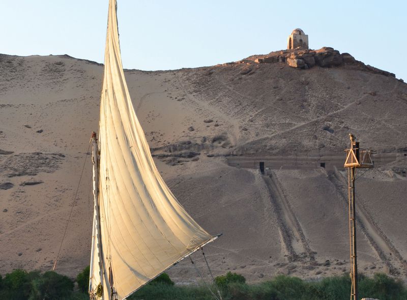 Egypte groepsreis felucca traditionele zeilboot op de Nijl bij Aswan