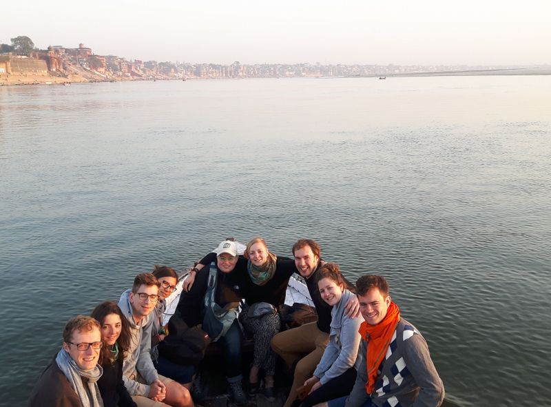 India groepsreis boottrip op de Ganges in Varanasi