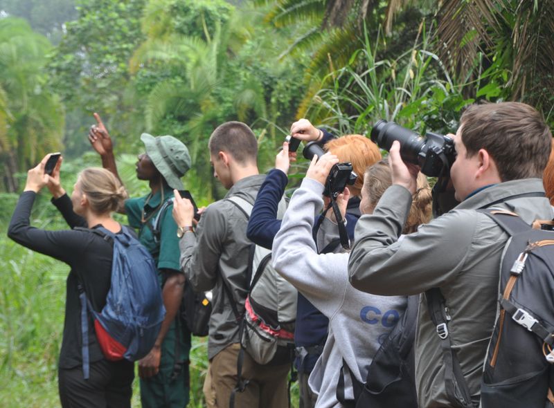 Groepsreis Kenia Oeganda en Tanzania jongerenreis groep verrekijker