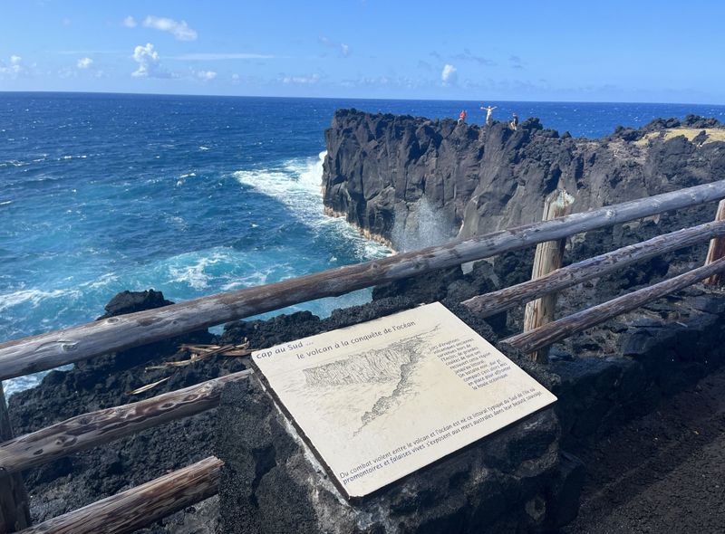 Groepsreis Réunion ruige kustlijn gevormd door vulkanische activiteit