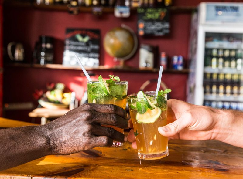 Groepsreis Kenia Oeganda en Tanzania jongerenreis ViaVia Reiscafé Entebbe hotel bar en restaurant