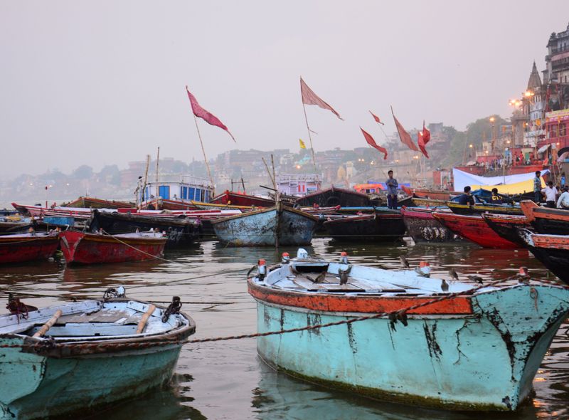 Groepsreis India noorden boottocht op de Ganges bij zonsopgang in Varanasi