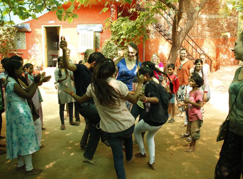Groepsreis jongerenreis India samen dansen en spelen
