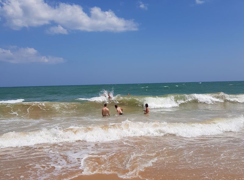 Groepsreis Sri Lanka zwemmen in de zee